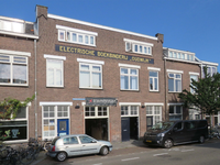 833658 Gezicht op de voorgevel van het pand Oudwijkerdwarsstraat 104-110 te Utrecht, met boven in de gevel de ...